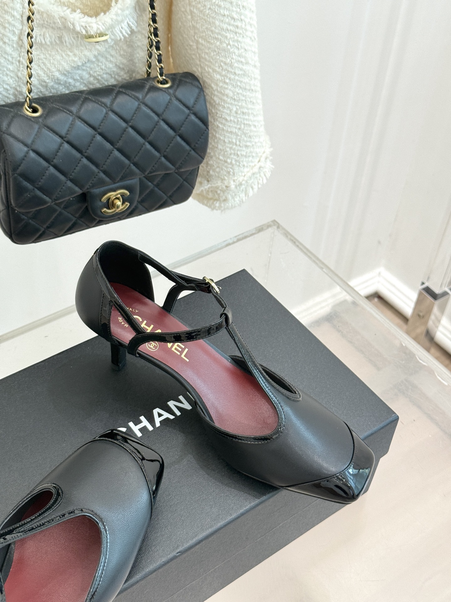CHANE*｜小香26B新品拼色 T字带中空高跟凉鞋 T字带缀双C金属标识 中空露肤显纤细 细高跟悄悄拉长腿线 复古法式