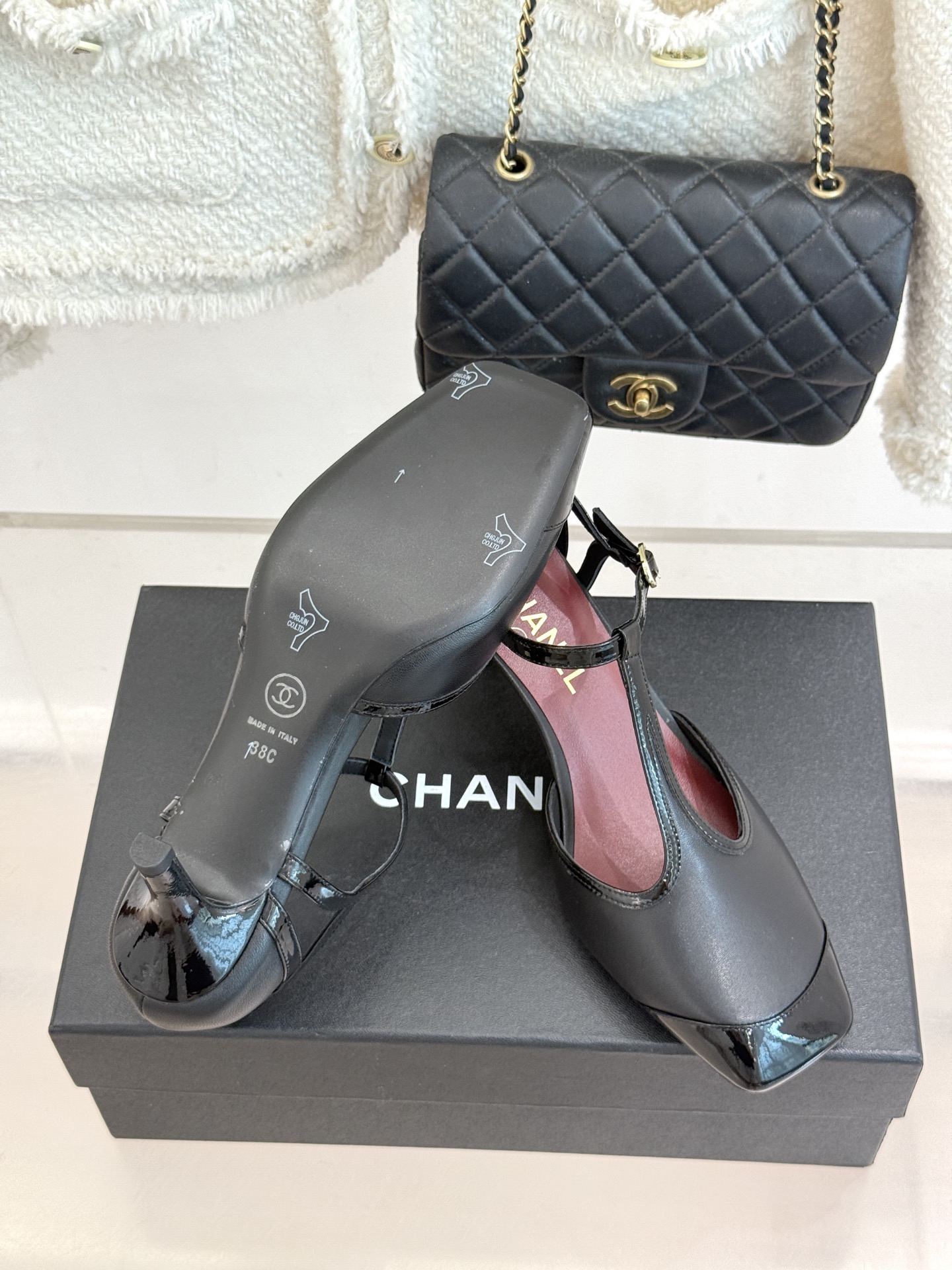 CHANE*｜小香26B新品拼色 T字带中空高跟凉鞋 T字带缀双C金属标识 中空露肤显纤细 细高跟悄悄拉长腿线 复古法式