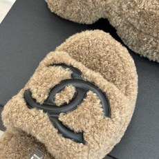 CHANE*|小香经典大双C 厚底毛拖 醒目大双C标识辨识度十足 蓬松羊羔毛包裹柔软双足 加厚松糕底悄悄拉长腿线 缓震鞋 CHANE*|小香经典大双C 厚底毛拖 醒目大双C标识辨识度十足 蓬松羊羔毛包裹柔软双足 加厚松糕底悄悄拉长腿线 缓震鞋