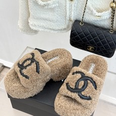 CHANE*|小香经典大双C 厚底毛拖 醒目大双C标识辨识度十足 蓬松羊羔毛包裹柔软双足 加厚松糕底悄悄拉长腿线 缓震鞋 CHANE*|小香经典大双C 厚底毛拖 醒目大双C标识辨识度十足 蓬松羊羔毛包裹柔软双足 加厚松糕底悄悄拉长腿线 缓震鞋