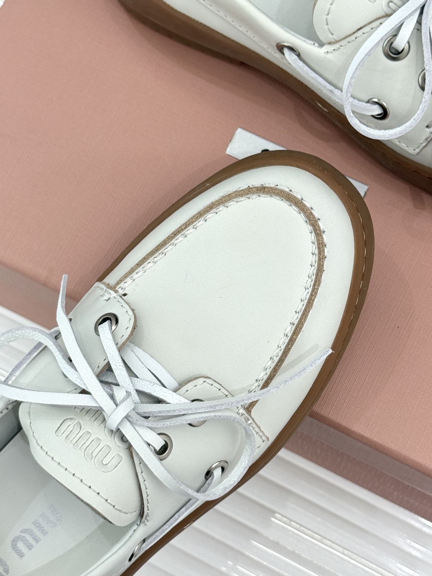 MiuMiu/缪缪26WF新品复古风 系带休闲乐福鞋小皮鞋 复古圆头勾勒学院少女氛围 精致系带设计随性可调节 甄选柔润皮 MiuMiu/缪缪26WF新品复古风 系带休闲乐福鞋小皮鞋 复古圆头勾勒学院少女氛围 精致系带设计随性可调节 甄选柔润皮