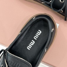 MiuMiu/缪缪26WF新品复古风 系带休闲乐福鞋小皮鞋 复古圆头勾勒学院少女氛围 精致系带设计随性可调节 甄选柔润皮 MiuMiu/缪缪26WF新品复古风 系带休闲乐福鞋小皮鞋 复古圆头勾勒学院少女氛围 精致系带设计随性可调节 甄选柔润皮