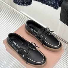 MiuMiu/缪缪26WF新品复古风 系带休闲乐福鞋小皮鞋 复古圆头勾勒学院少女氛围 精致系带设计随性可调节 甄选柔润皮 MiuMiu/缪缪26WF新品复古风 系带休闲乐福鞋小皮鞋 复古圆头勾勒学院少女氛围 精致系带设计随性可调节 甄选柔润皮
