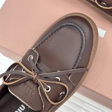 MiuMiu/缪缪26WF新品复古风 系带休闲乐福鞋小皮鞋 复古圆头勾勒学院少女氛围 精致系带设计随性可调节 甄选柔润皮 MiuMiu/缪缪26WF新品复古风 系带休闲乐福鞋小皮鞋 复古圆头勾勒学院少女氛围 精致系带设计随性可调节 甄选柔润皮