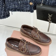 MiuMiu/缪缪26WF新品复古风 系带休闲乐福鞋小皮鞋 复古圆头勾勒学院少女氛围 精致系带设计随性可调节 甄选柔润皮 MiuMiu/缪缪26WF新品复古风 系带休闲乐福鞋小皮鞋 复古圆头勾勒学院少女氛围 精致系带设计随性可调节 甄选柔润皮