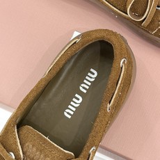 MiuMiu/缪缪26WF新品复古风 系带休闲乐福鞋小皮鞋 复古圆头勾勒学院少女氛围 精致系带设计随性可调节 甄选柔润皮 MiuMiu/缪缪26WF新品复古风 系带休闲乐福鞋小皮鞋 复古圆头勾勒学院少女氛围 精致系带设计随性可调节 甄选柔润皮