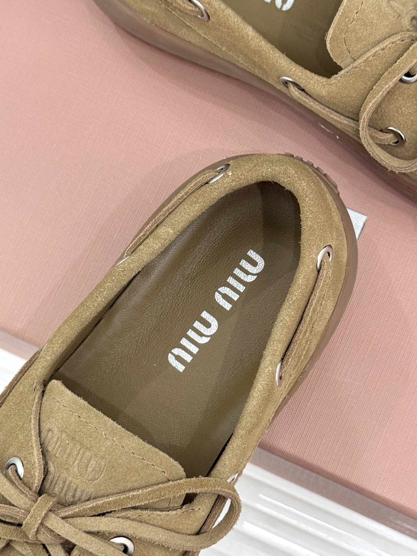 MiuMiu/缪缪26WF新品复古风 系带休闲乐福鞋小皮鞋 复古圆头勾勒学院少女氛围 精致系带设计随性可调节 甄选柔润皮 MiuMiu/缪缪26WF新品复古风 系带休闲乐福鞋小皮鞋 复古圆头勾勒学院少女氛围 精致系带设计随性可调节 甄选柔润皮