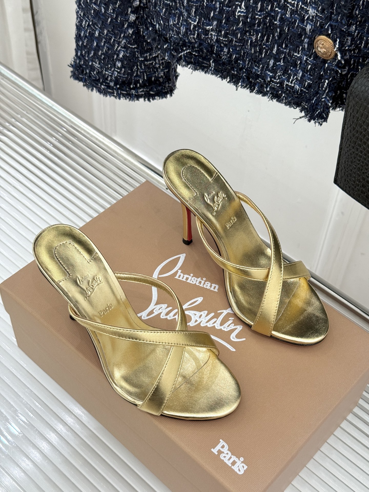 ChristinLouboutin/CL26WF新品 交叉带高跟红底鞋高跟拖鞋 标志性红底辨识度直接拉满 交叉细带勾勒足