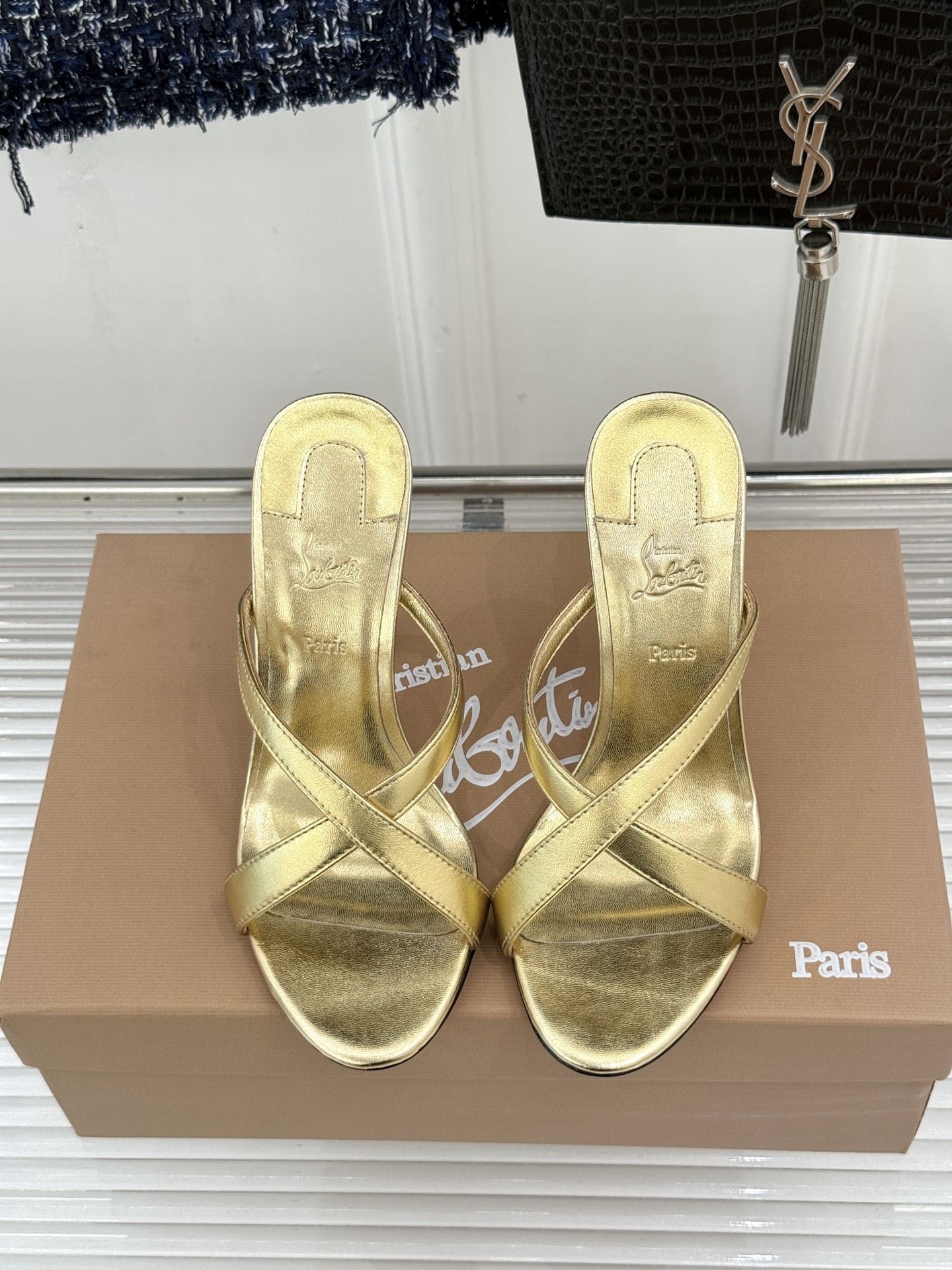 ChristinLouboutin/CL26WF新品 交叉带高跟红底鞋高跟拖鞋 标志性红底辨识度直接拉满 交叉细带勾勒足