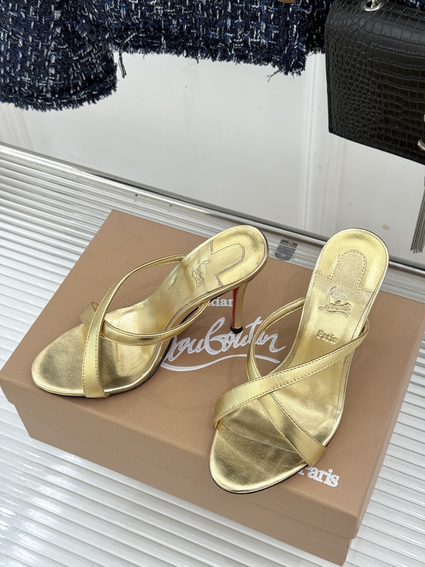 ChristinLouboutin/CL26WF新品 交叉带高跟红底鞋高跟拖鞋 标志性红底辨识度直接拉满 交叉细带勾勒足