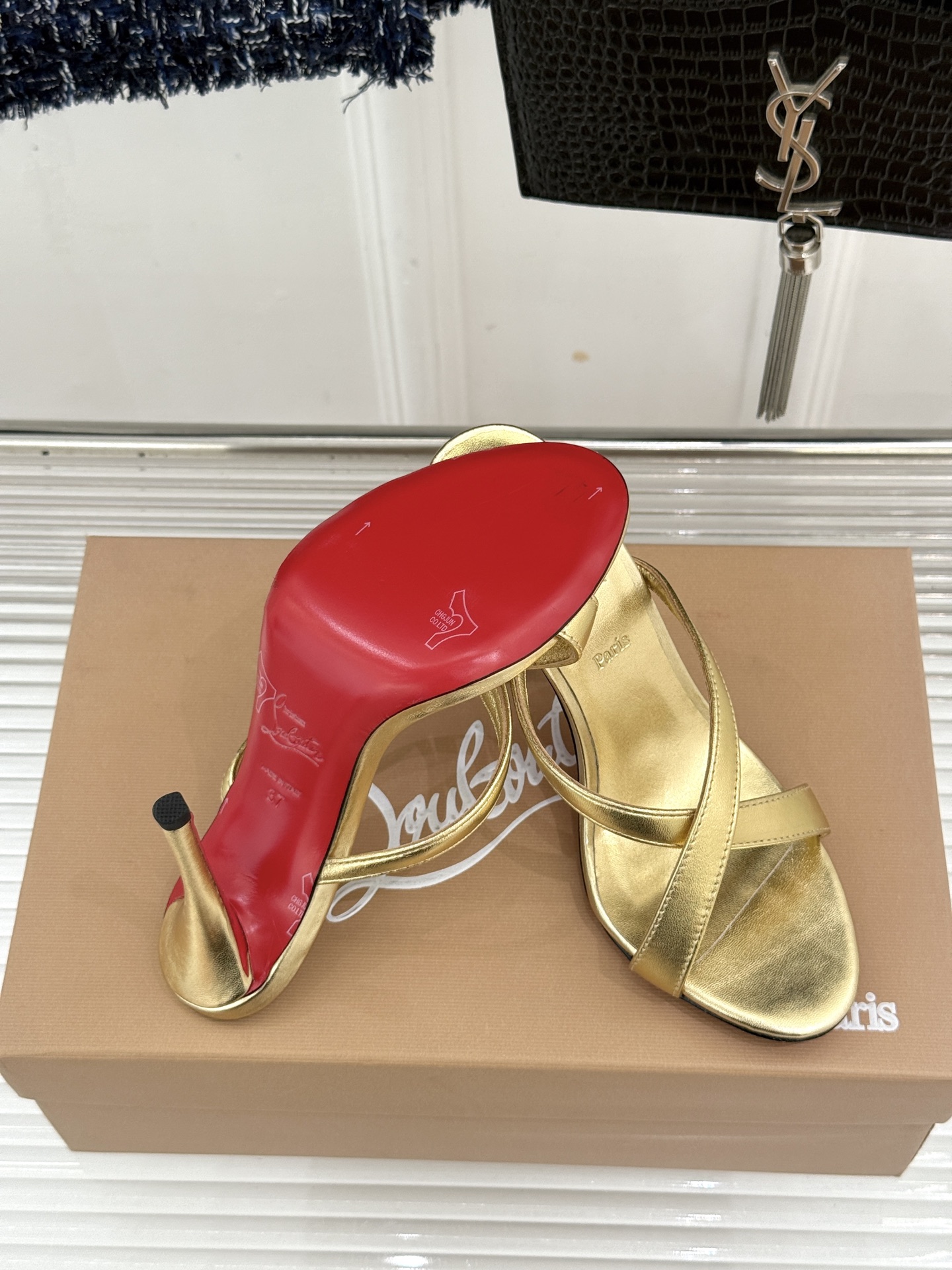 ChristinLouboutin/CL26WF新品 交叉带高跟红底鞋高跟拖鞋 标志性红底辨识度直接拉满 交叉细带勾勒足