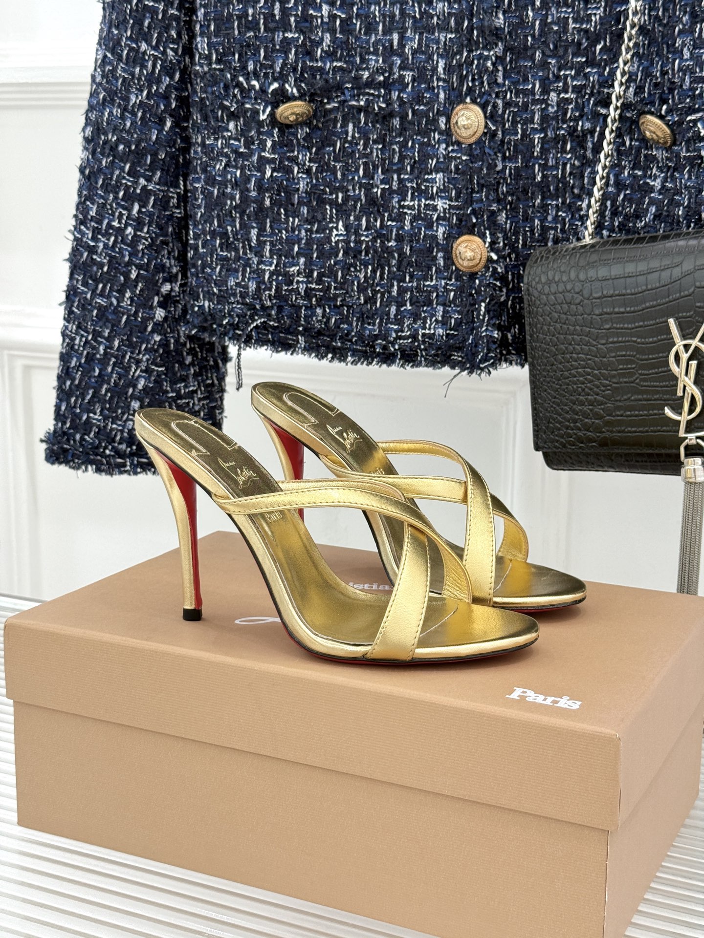 ChristinLouboutin/CL26WF新品 交叉带高跟红底鞋高跟拖鞋 标志性红底辨识度直接拉满 交叉细带勾勒足