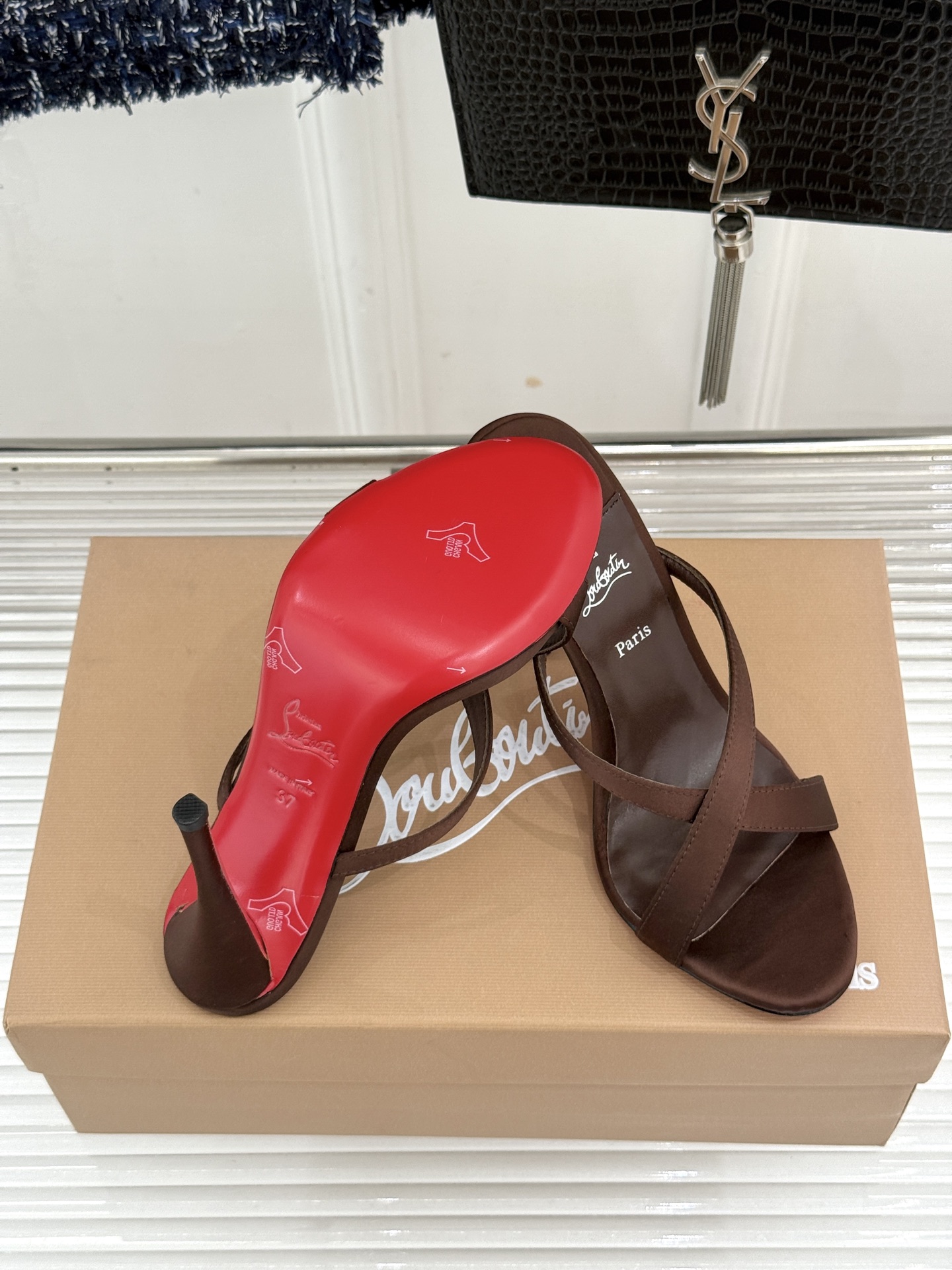 ChristinLouboutin/CL26WF新品 交叉带高跟红底鞋高跟拖鞋 标志性红底辨识度直接拉满 交叉细带勾勒足 ChristinLouboutin/CL26WF新品 交叉带高跟红底鞋高跟拖鞋 标志性红底辨识度直接拉满 交叉细带勾勒足
