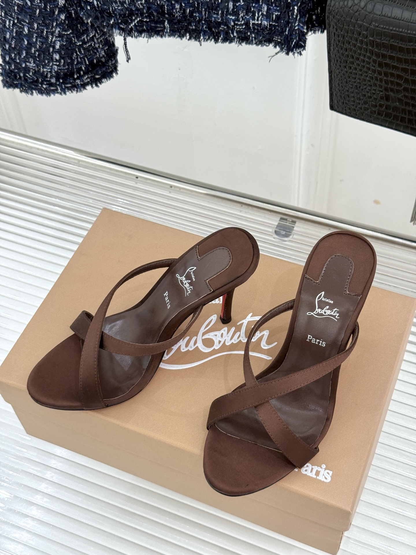 ChristinLouboutin/CL26WF新品 交叉带高跟红底鞋高跟拖鞋 标志性红底辨识度直接拉满 交叉细带勾勒足 ChristinLouboutin/CL26WF新品 交叉带高跟红底鞋高跟拖鞋 标志性红底辨识度直接拉满 交叉细带勾勒足