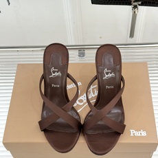 ChristinLouboutin/CL26WF新品 交叉带高跟红底鞋高跟拖鞋 标志性红底辨识度直接拉满 交叉细带勾勒足 ChristinLouboutin/CL26WF新品 交叉带高跟红底鞋高跟拖鞋 标志性红底辨识度直接拉满 交叉细带勾勒足