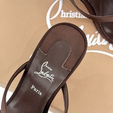 ChristinLouboutin/CL26WF新品 交叉带高跟红底鞋高跟拖鞋 标志性红底辨识度直接拉满 交叉细带勾勒足 ChristinLouboutin/CL26WF新品 交叉带高跟红底鞋高跟拖鞋 标志性红底辨识度直接拉满 交叉细带勾勒足