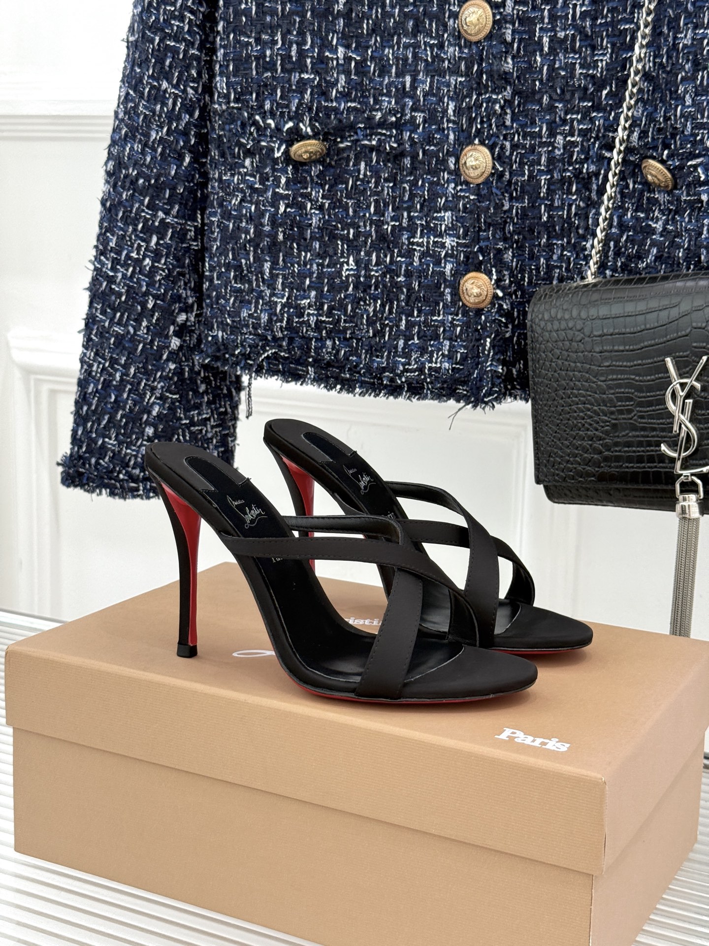 ChristinLouboutin/CL26WF新品 交叉带高跟红底鞋高跟拖鞋 标志性红底辨识度直接拉满 交叉细带勾勒足