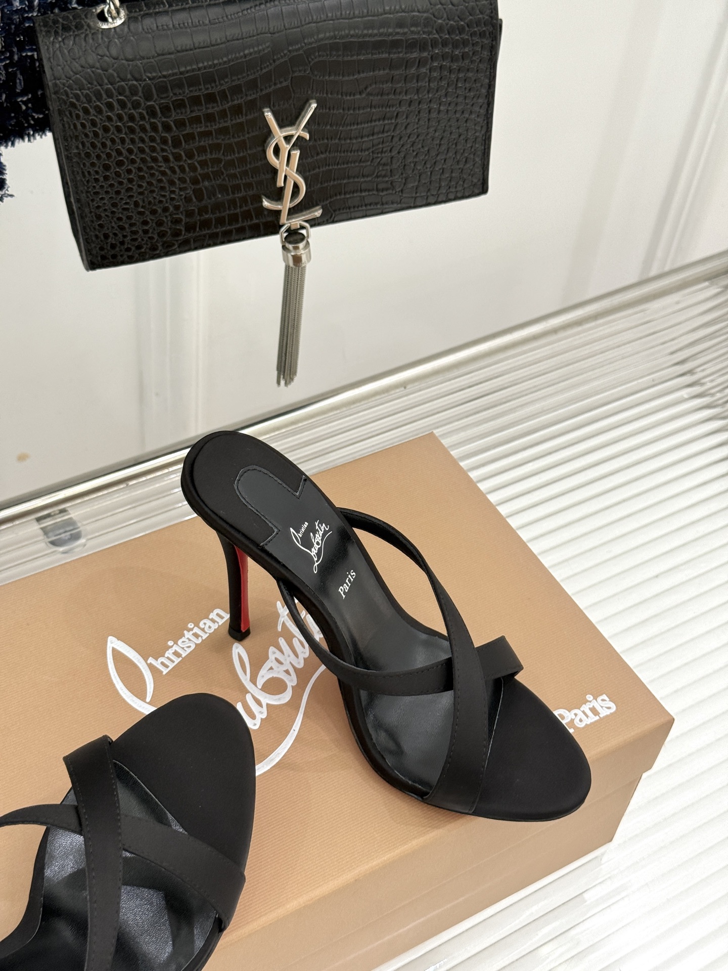 ChristinLouboutin/CL26WF新品 交叉带高跟红底鞋高跟拖鞋 标志性红底辨识度直接拉满 交叉细带勾勒足