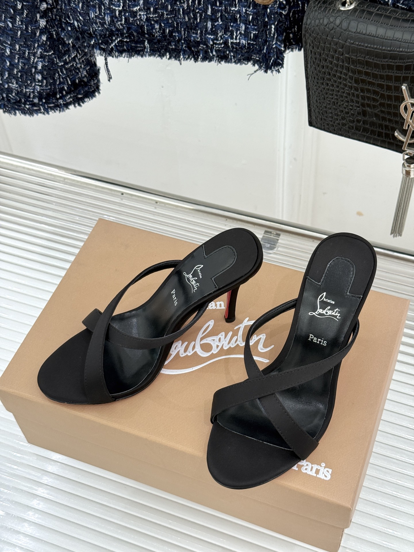 ChristinLouboutin/CL26WF新品 交叉带高跟红底鞋高跟拖鞋 标志性红底辨识度直接拉满 交叉细带勾勒足