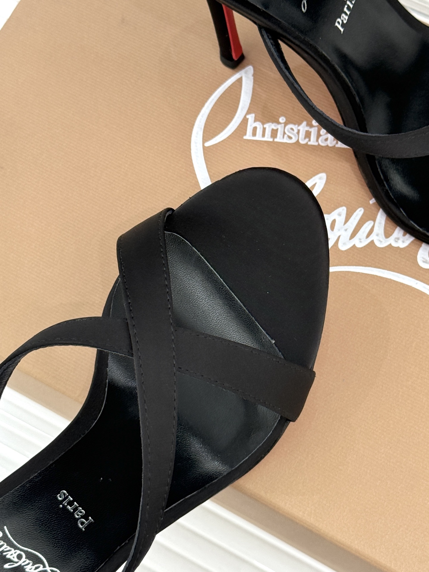 ChristinLouboutin/CL26WF新品 交叉带高跟红底鞋高跟拖鞋 标志性红底辨识度直接拉满 交叉细带勾勒足