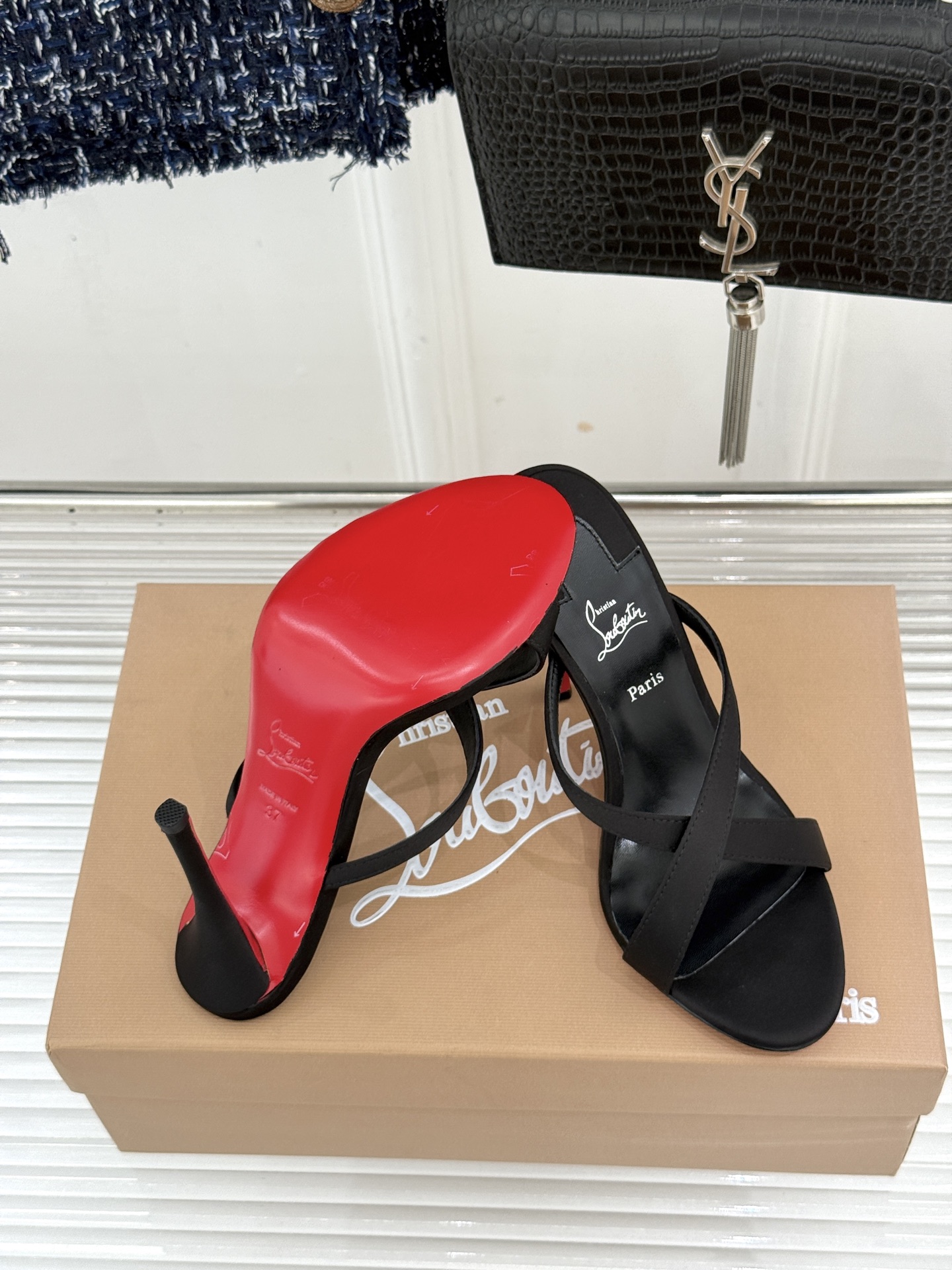 ChristinLouboutin/CL26WF新品 交叉带高跟红底鞋高跟拖鞋 标志性红底辨识度直接拉满 交叉细带勾勒足