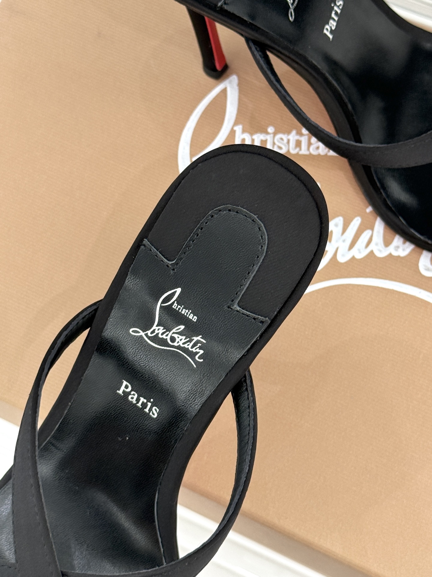 ChristinLouboutin/CL26WF新品 交叉带高跟红底鞋高跟拖鞋 标志性红底辨识度直接拉满 交叉细带勾勒足