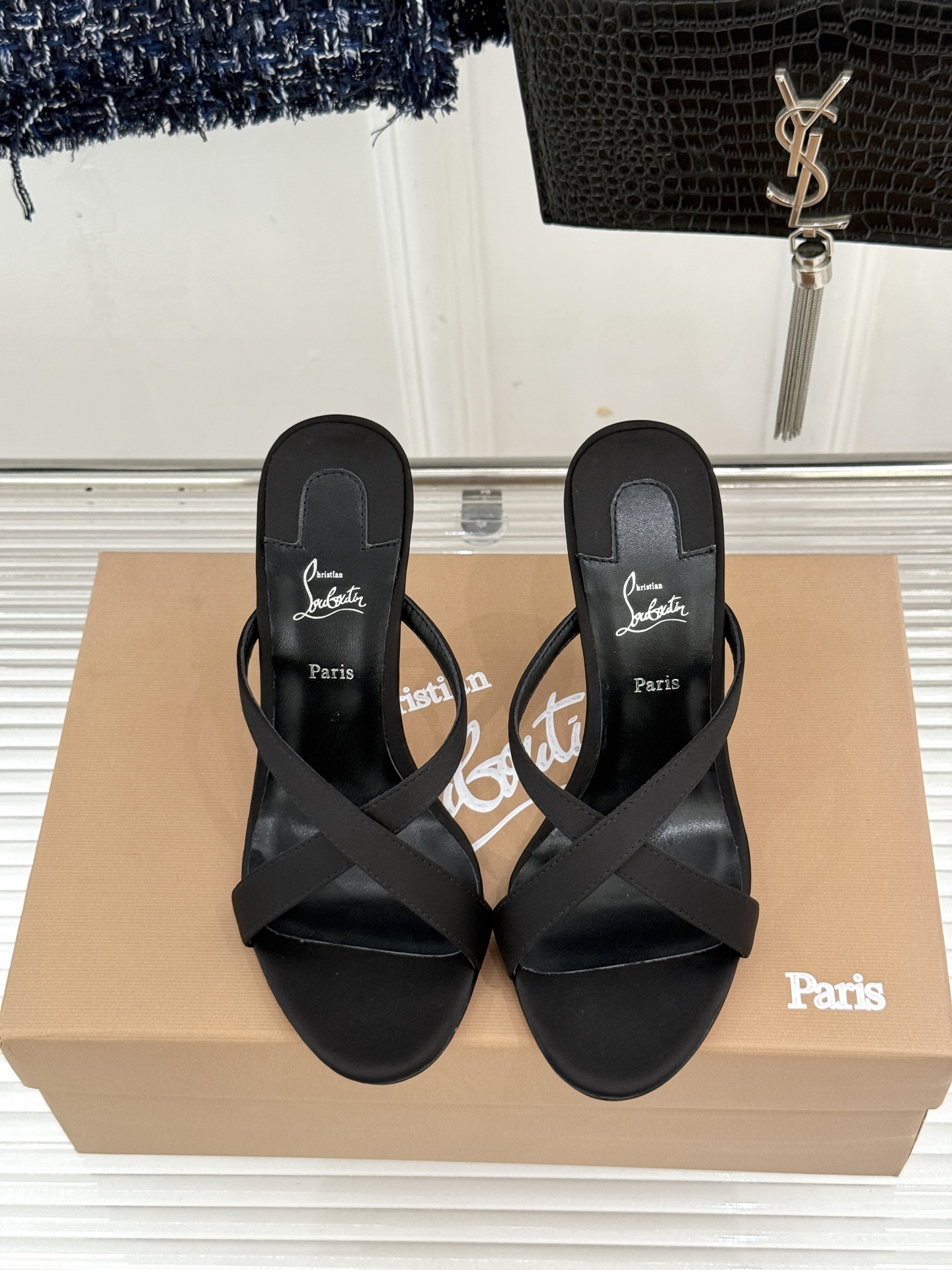 ChristinLouboutin/CL26WF新品 交叉带高跟红底鞋高跟拖鞋 标志性红底辨识度直接拉满 交叉细带勾勒足