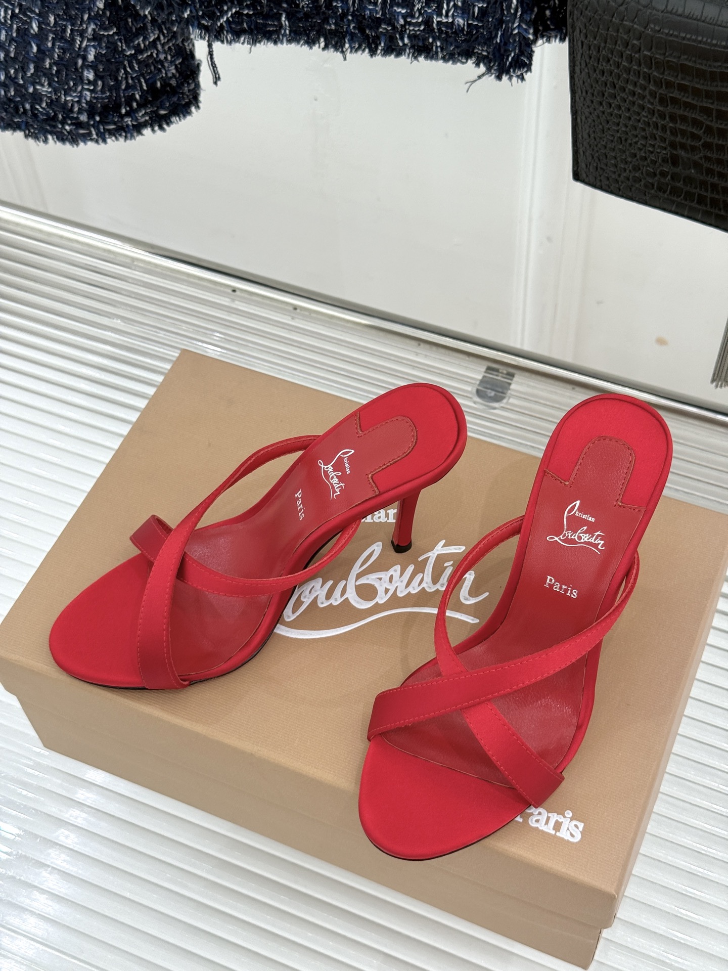 ChristinLouboutin/CL26WF新品 交叉带高跟红底鞋高跟拖鞋 标志性红底辨识度直接拉满 交叉细带勾勒足