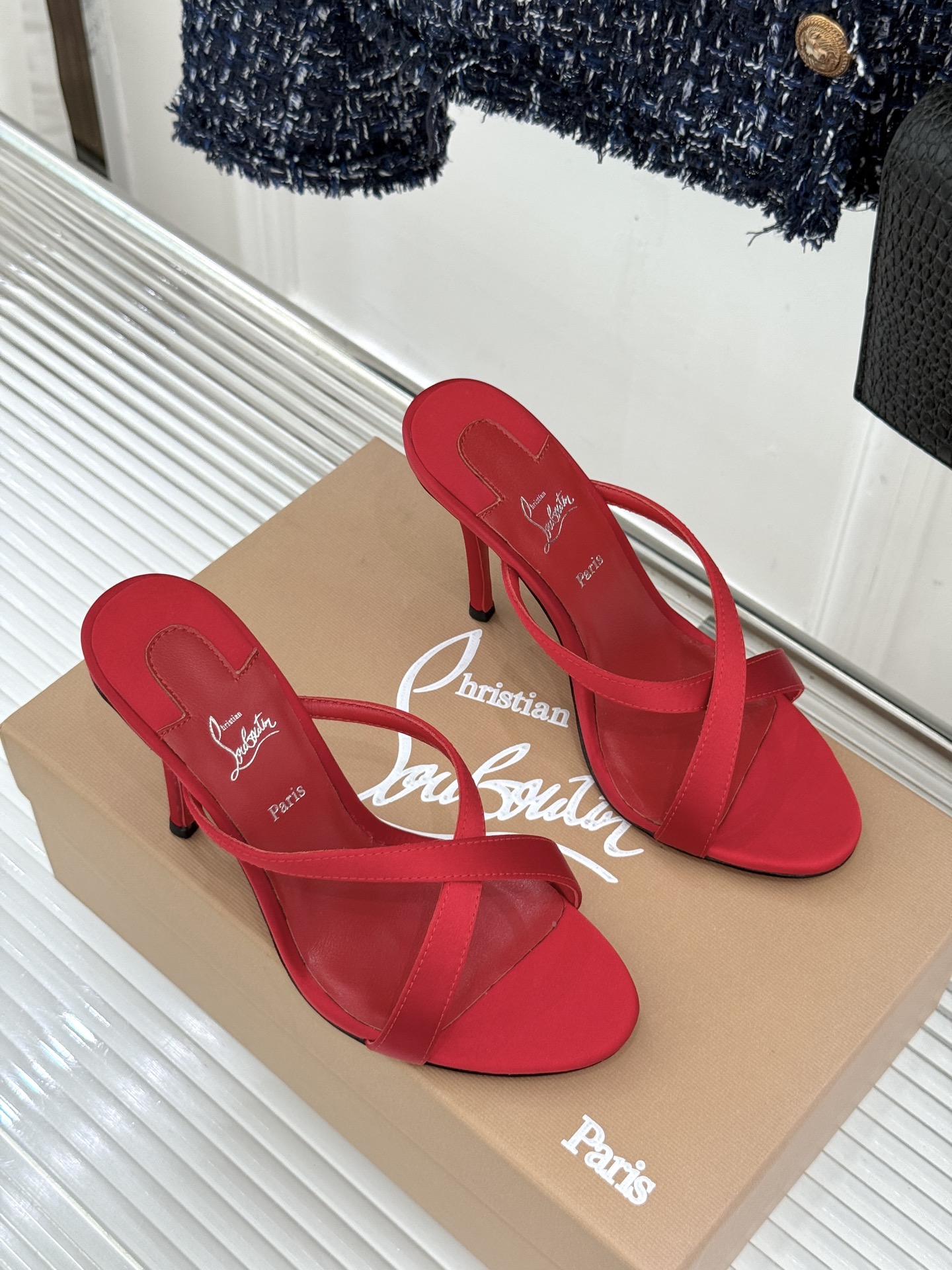 ChristinLouboutin/CL26WF新品 交叉带高跟红底鞋高跟拖鞋 标志性红底辨识度直接拉满 交叉细带勾勒足