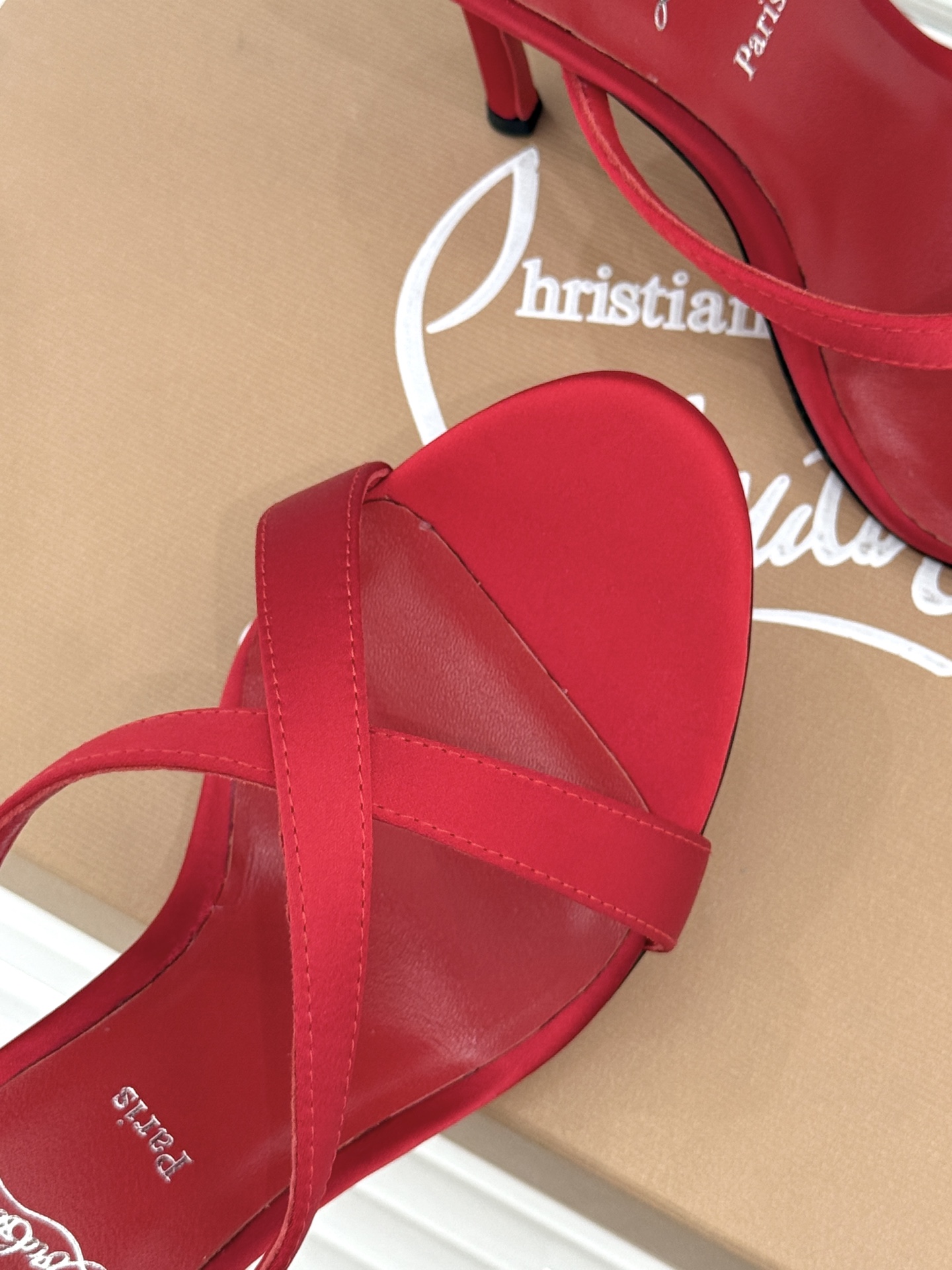 ChristinLouboutin/CL26WF新品 交叉带高跟红底鞋高跟拖鞋 标志性红底辨识度直接拉满 交叉细带勾勒足
