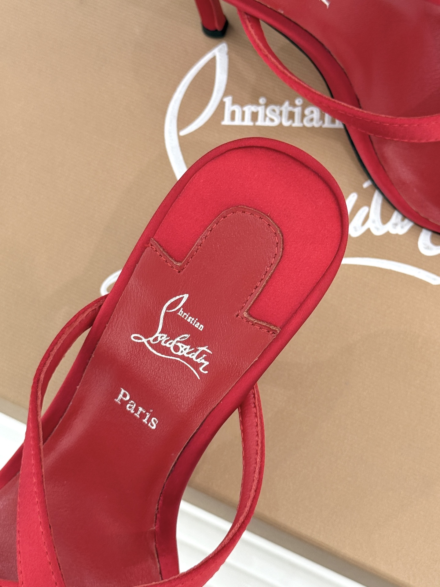ChristinLouboutin/CL26WF新品 交叉带高跟红底鞋高跟拖鞋 标志性红底辨识度直接拉满 交叉细带勾勒足