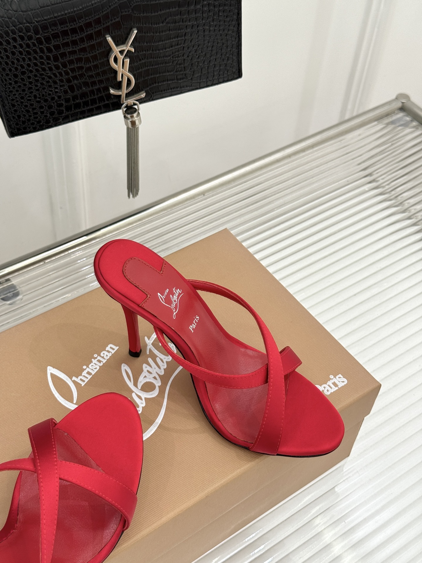 ChristinLouboutin/CL26WF新品 交叉带高跟红底鞋高跟拖鞋 标志性红底辨识度直接拉满 交叉细带勾勒足