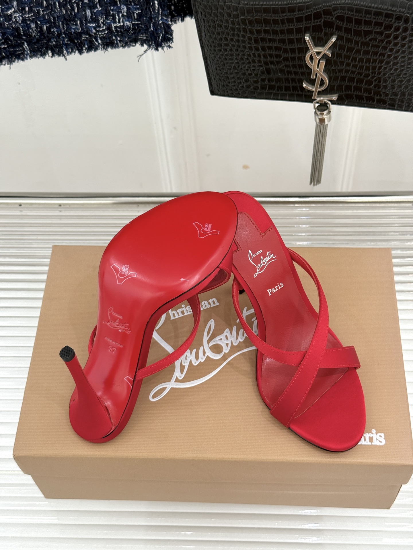 ChristinLouboutin/CL26WF新品 交叉带高跟红底鞋高跟拖鞋 标志性红底辨识度直接拉满 交叉细带勾勒足