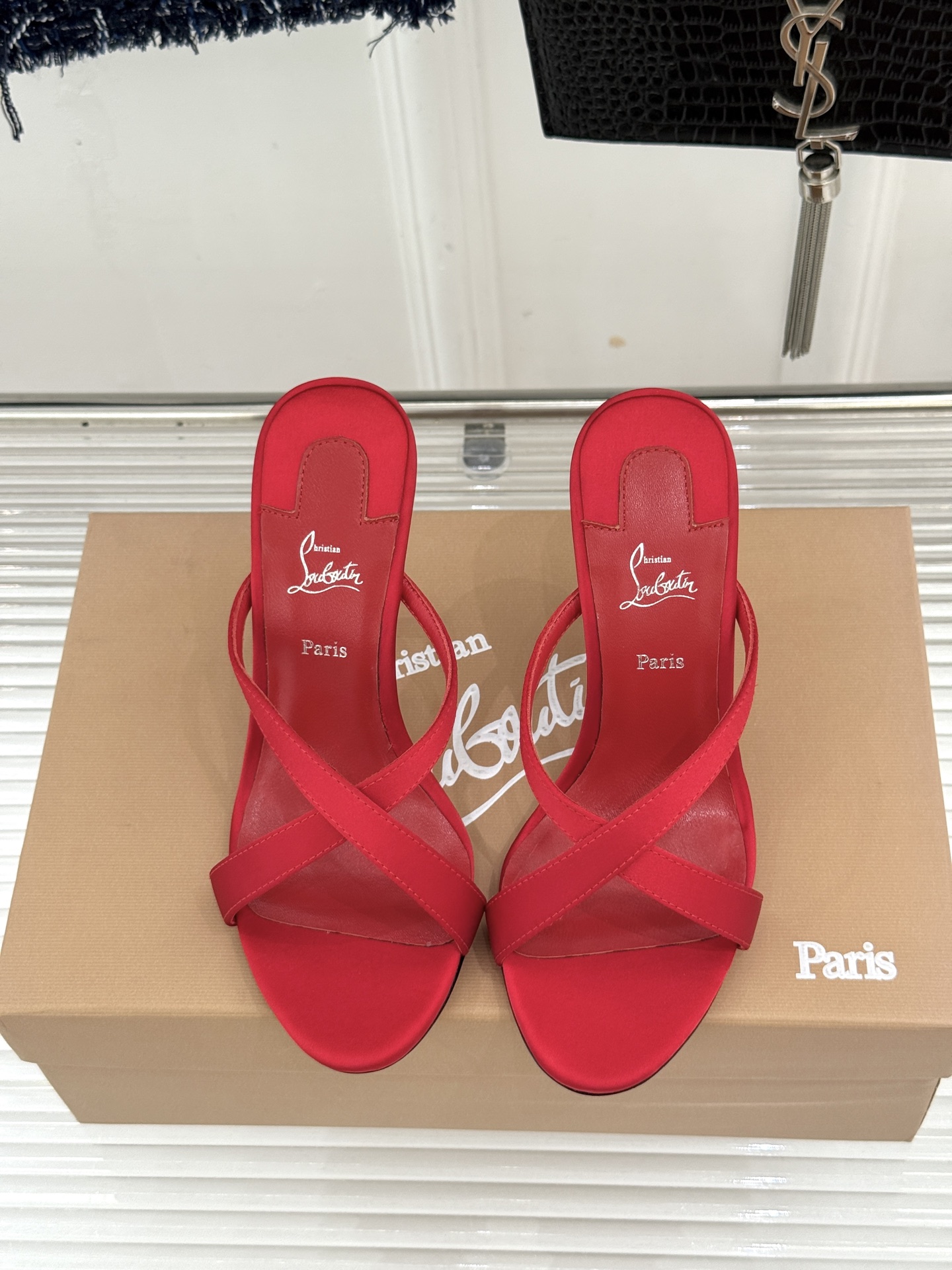 ChristinLouboutin/CL26WF新品 交叉带高跟红底鞋高跟拖鞋 标志性红底辨识度直接拉满 交叉细带勾勒足