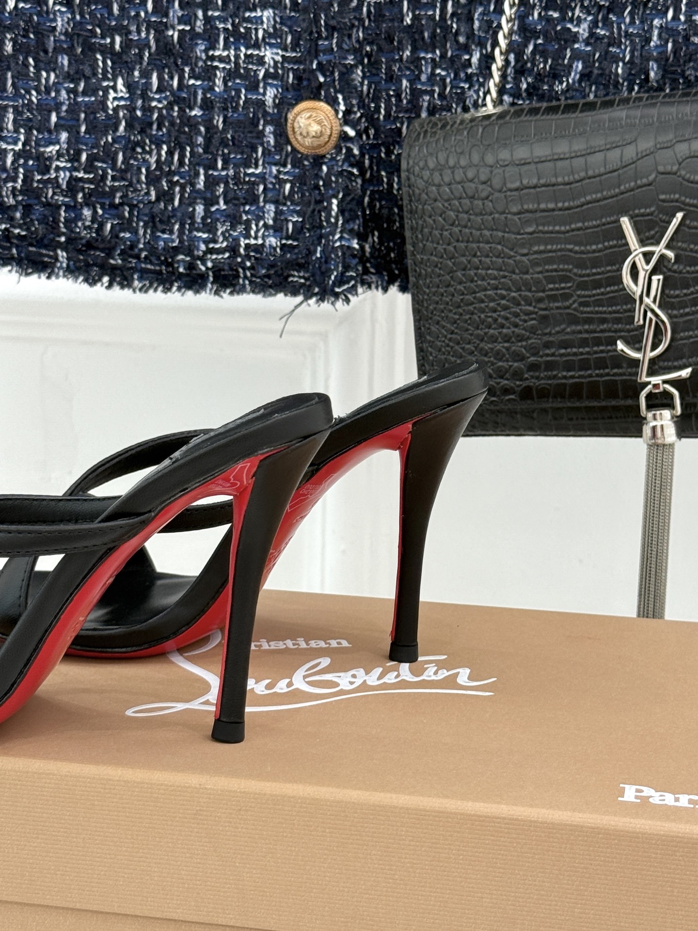 ChristinLouboutin/CL26WF新品 交叉带高跟红底鞋高跟拖鞋 标志性红底辨识度直接拉满 交叉细带勾勒足