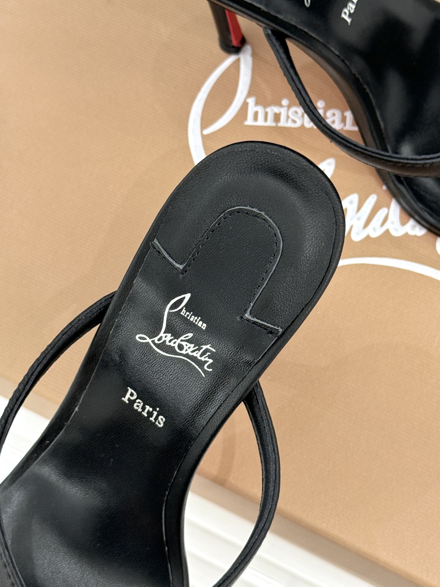 ChristinLouboutin/CL26WF新品 交叉带高跟红底鞋高跟拖鞋 标志性红底辨识度直接拉满 交叉细带勾勒足