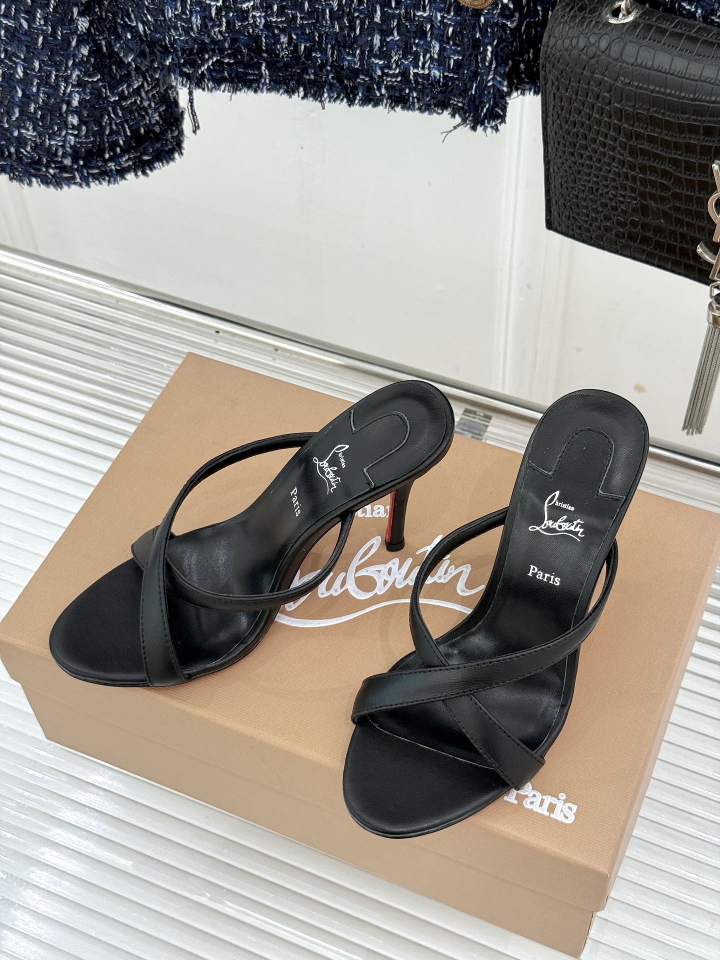 ChristinLouboutin/CL26WF新品 交叉带高跟红底鞋高跟拖鞋 标志性红底辨识度直接拉满 交叉细带勾勒足