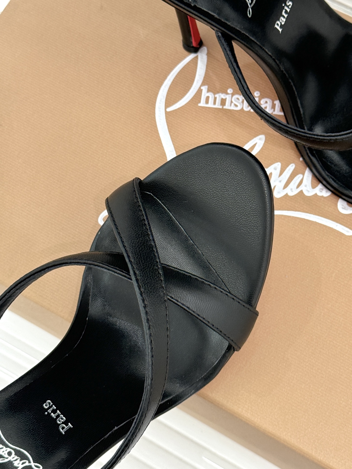 ChristinLouboutin/CL26WF新品 交叉带高跟红底鞋高跟拖鞋 标志性红底辨识度直接拉满 交叉细带勾勒足