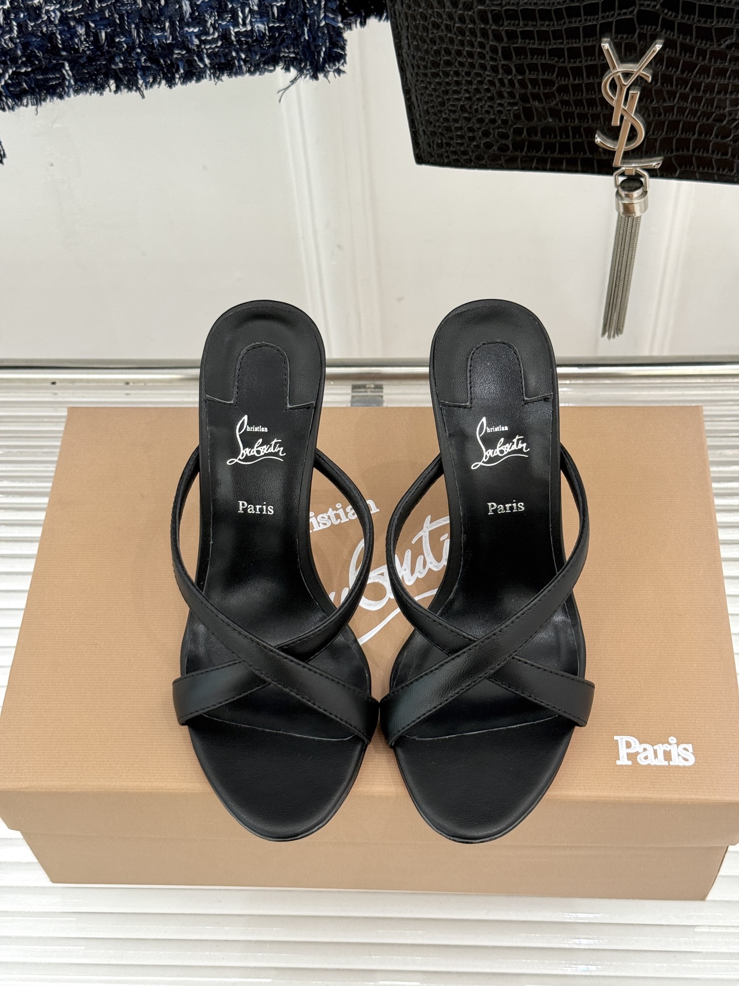 ChristinLouboutin/CL26WF新品 交叉带高跟红底鞋高跟拖鞋 标志性红底辨识度直接拉满 交叉细带勾勒足