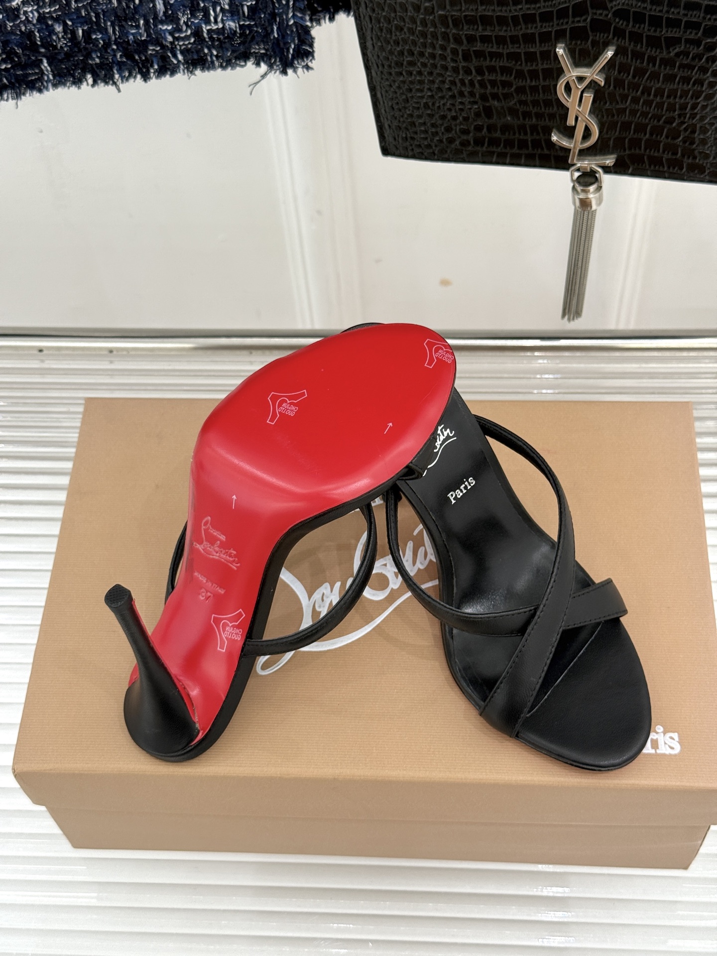 ChristinLouboutin/CL26WF新品 交叉带高跟红底鞋高跟拖鞋 标志性红底辨识度直接拉满 交叉细带勾勒足