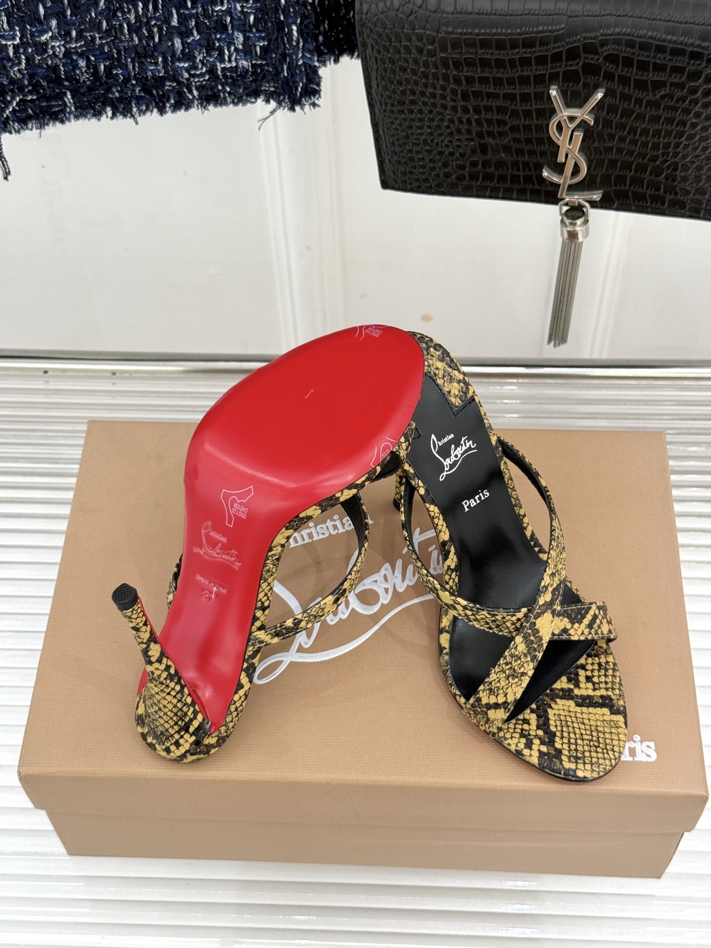 ChristinLouboutin/CL26WF新品 交叉带高跟红底鞋高跟拖鞋 标志性红底辨识度直接拉满 交叉细带勾勒足