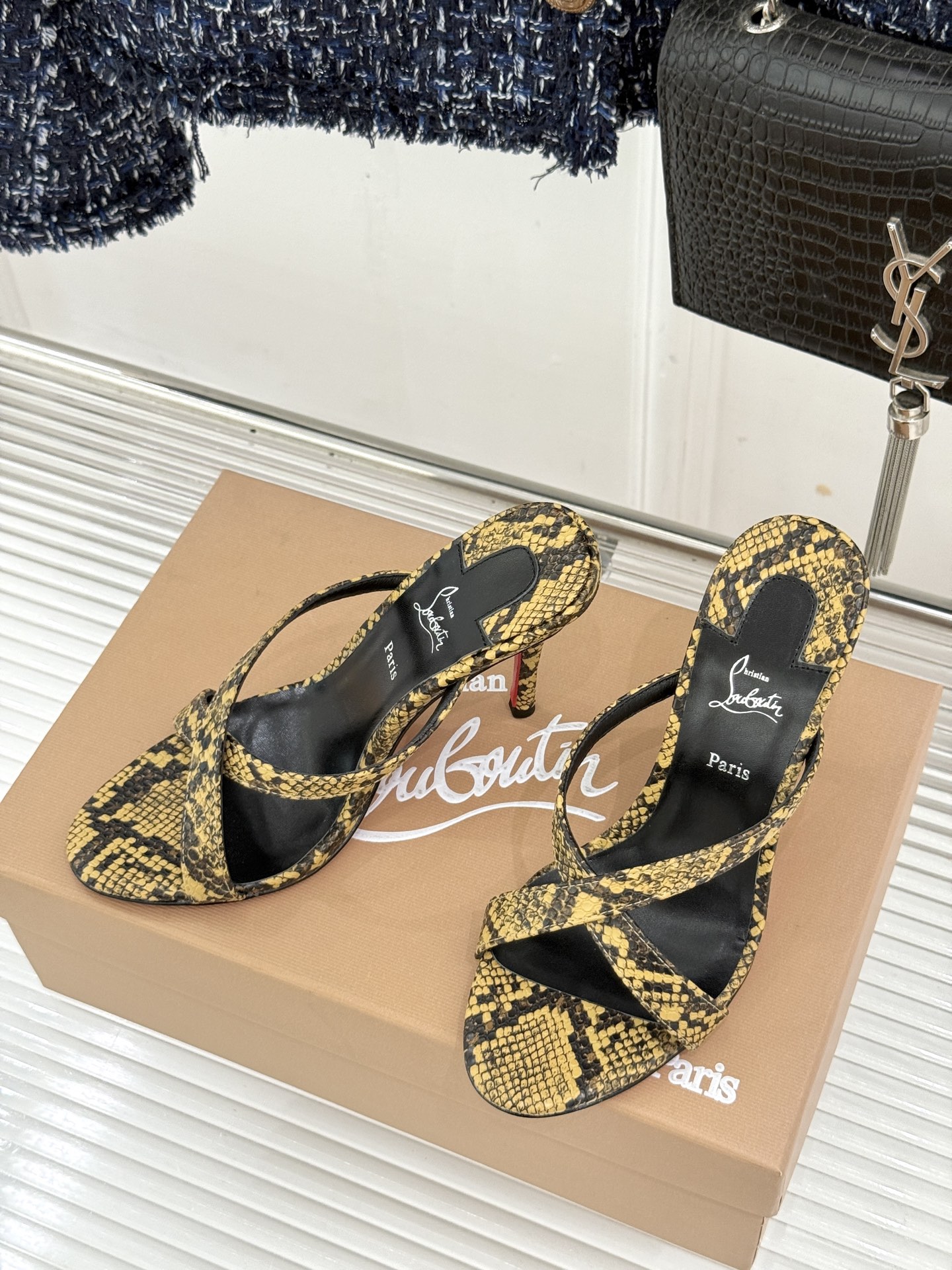 ChristinLouboutin/CL26WF新品 交叉带高跟红底鞋高跟拖鞋 标志性红底辨识度直接拉满 交叉细带勾勒足