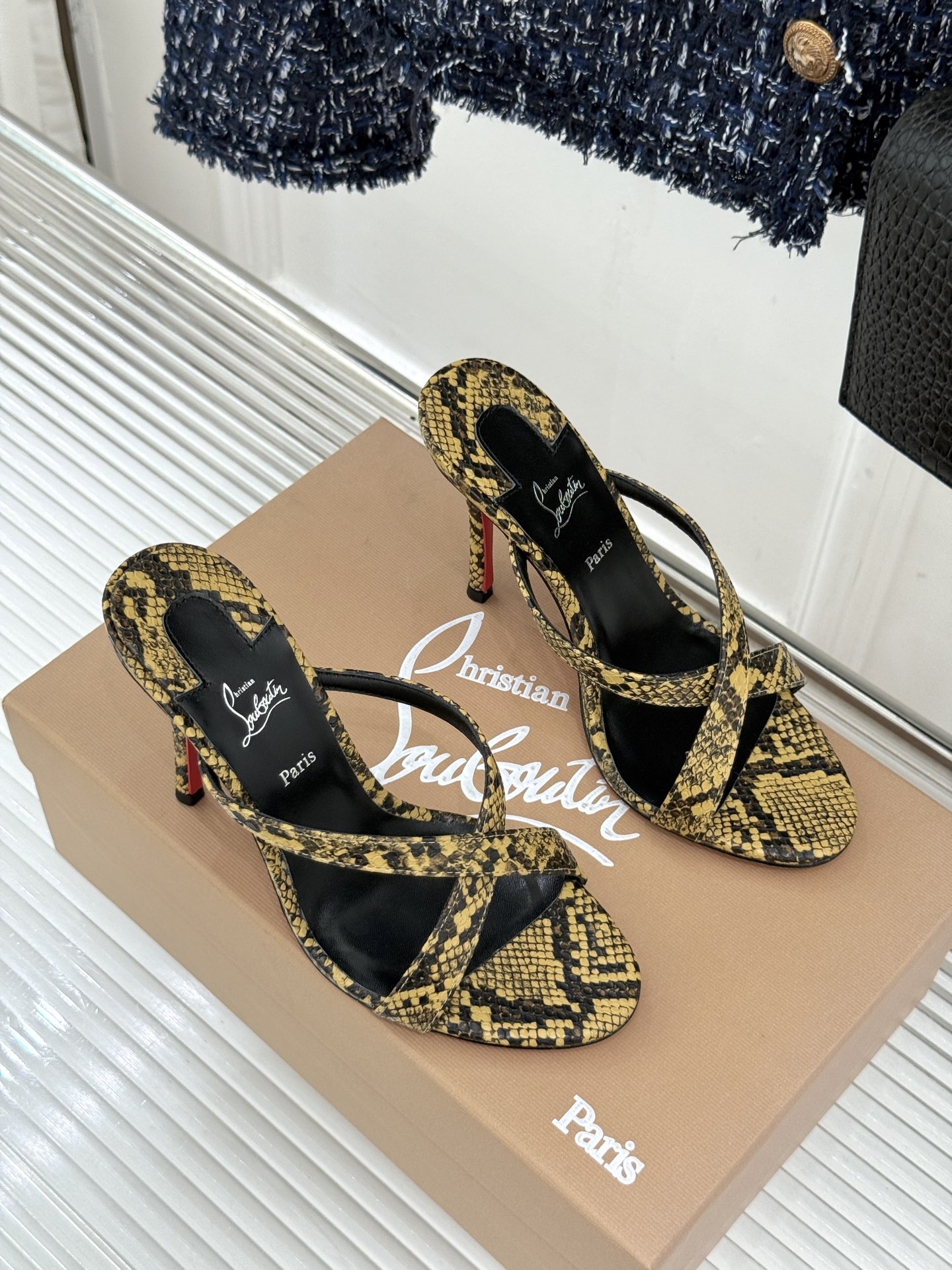 ChristinLouboutin/CL26WF新品 交叉带高跟红底鞋高跟拖鞋 标志性红底辨识度直接拉满 交叉细带勾勒足