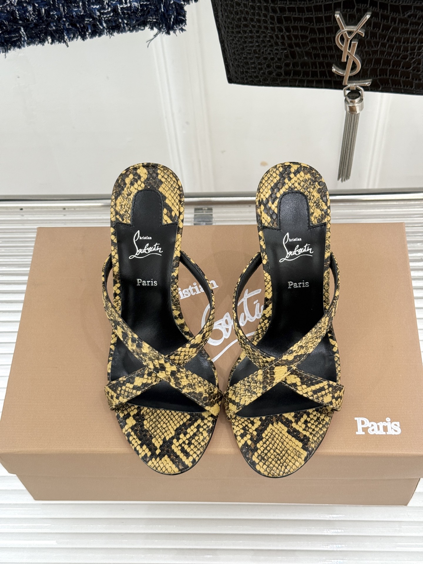 ChristinLouboutin/CL26WF新品 交叉带高跟红底鞋高跟拖鞋 标志性红底辨识度直接拉满 交叉细带勾勒足