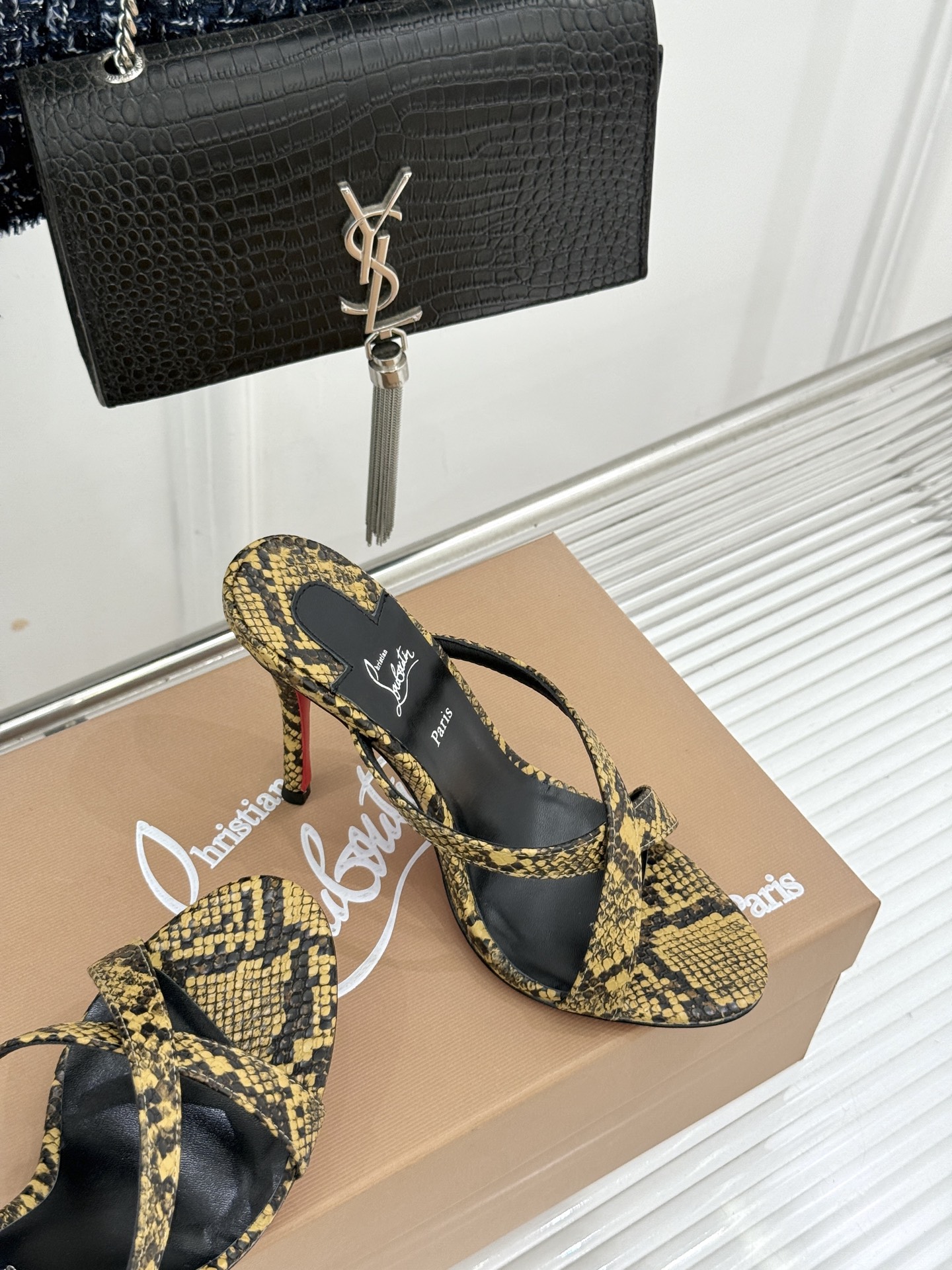ChristinLouboutin/CL26WF新品 交叉带高跟红底鞋高跟拖鞋 标志性红底辨识度直接拉满 交叉细带勾勒足