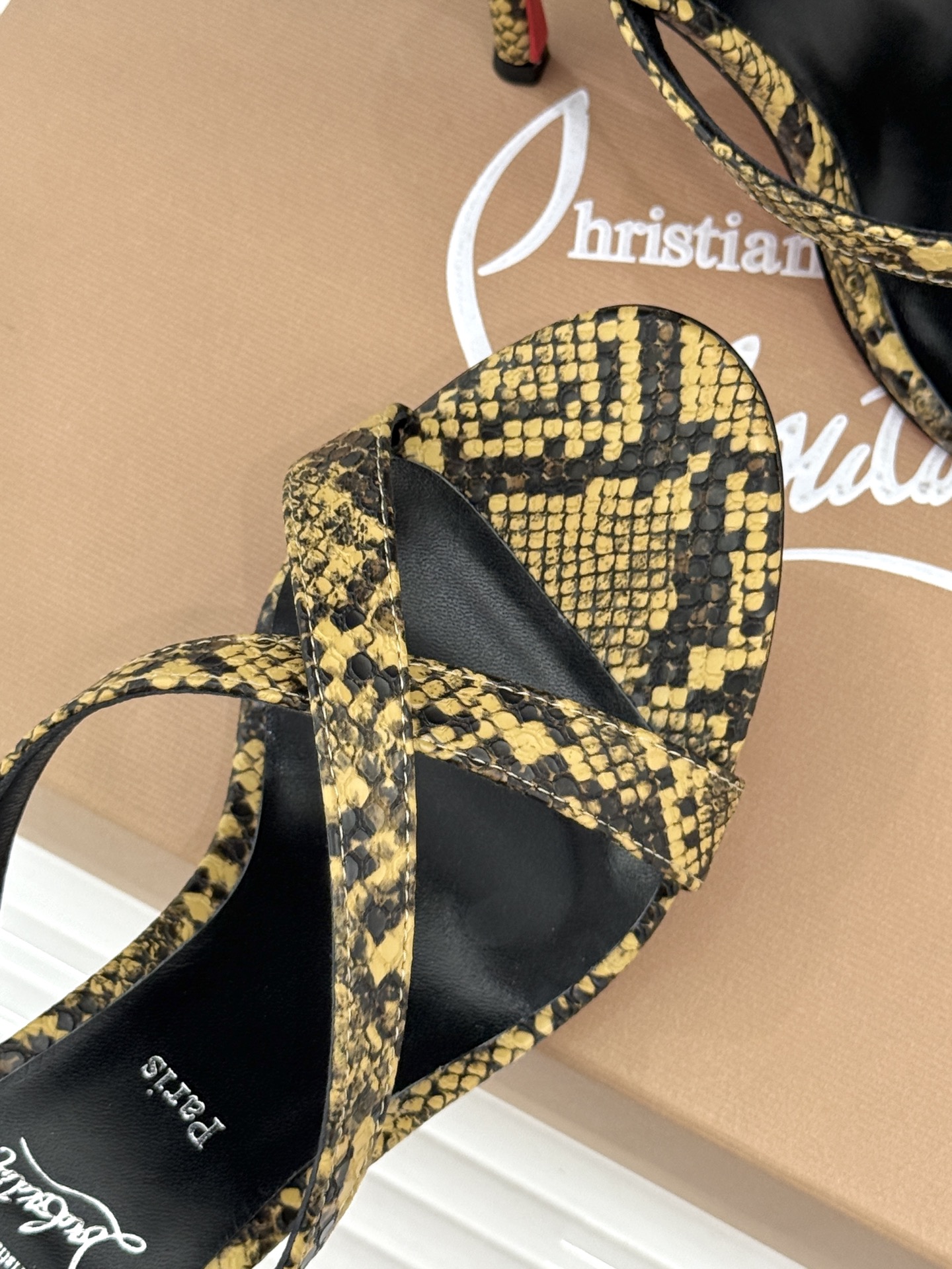 ChristinLouboutin/CL26WF新品 交叉带高跟红底鞋高跟拖鞋 标志性红底辨识度直接拉满 交叉细带勾勒足