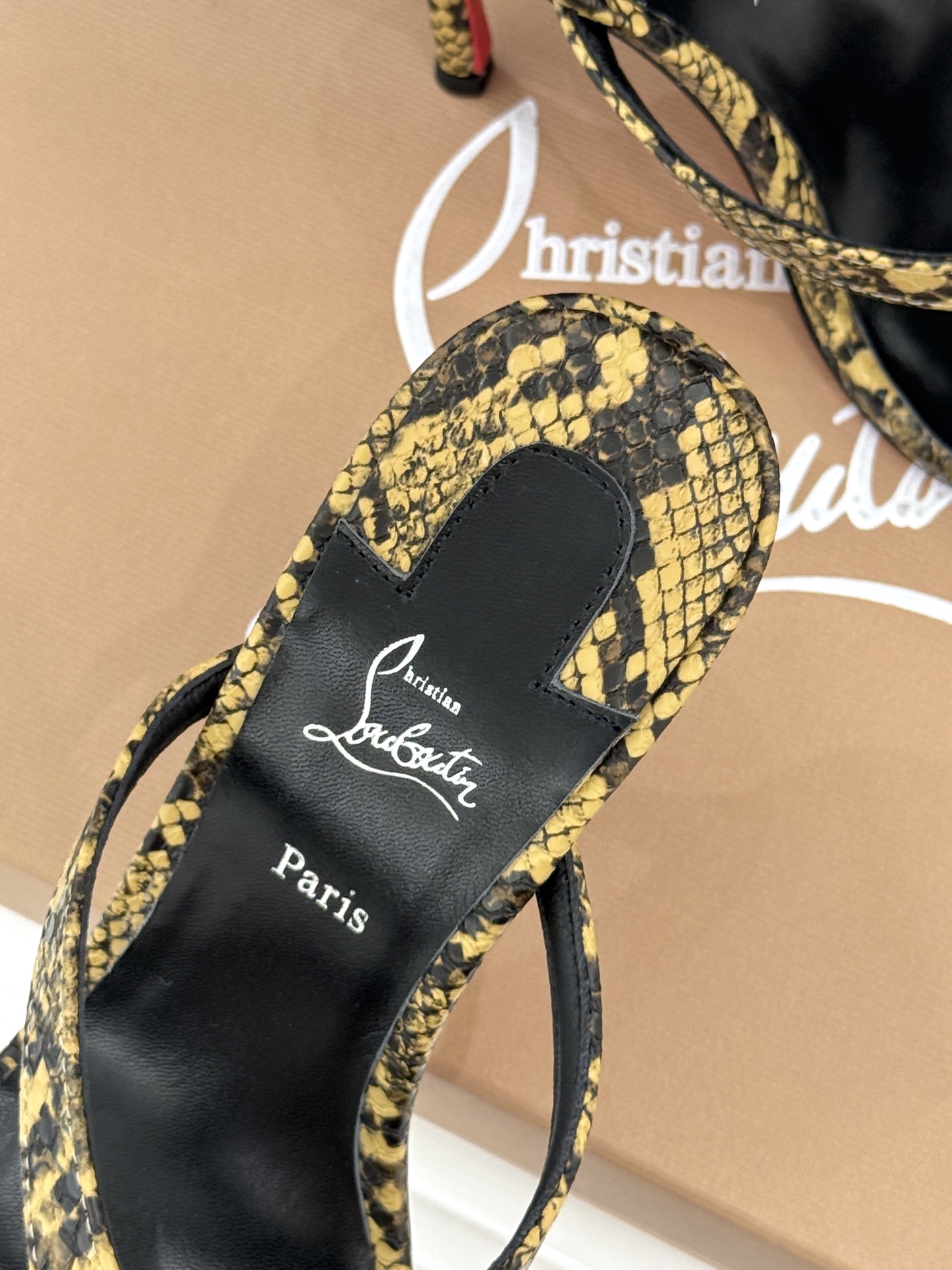 ChristinLouboutin/CL26WF新品 交叉带高跟红底鞋高跟拖鞋 标志性红底辨识度直接拉满 交叉细带勾勒足