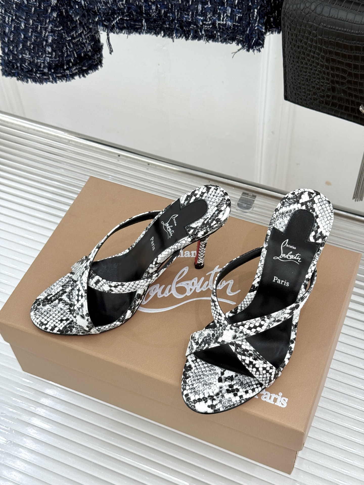 ChristinLouboutin/CL26WF新品 交叉带高跟红底鞋高跟拖鞋 标志性红底辨识度直接拉满 交叉细带勾勒足 ChristinLouboutin/CL26WF新品 交叉带高跟红底鞋高跟拖鞋 标志性红底辨识度直接拉满 交叉细带勾勒足
