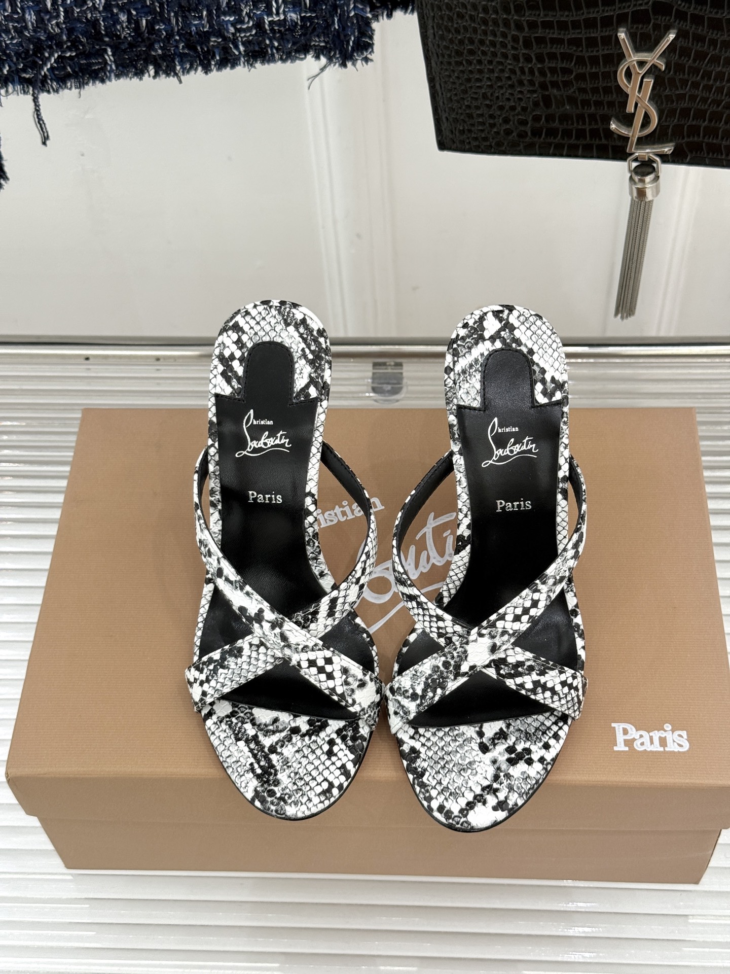 ChristinLouboutin/CL26WF新品 交叉带高跟红底鞋高跟拖鞋 标志性红底辨识度直接拉满 交叉细带勾勒足 ChristinLouboutin/CL26WF新品 交叉带高跟红底鞋高跟拖鞋 标志性红底辨识度直接拉满 交叉细带勾勒足