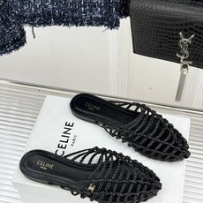 Celine/赛琳26WF新品凯旋门 度假风编织罗马平底凉鞋 凯旋门金扣藏着精致细节 编织肌理自带度假松弛感 平底鞋型走 Celine/赛琳26WF新品凯旋门 度假风编织罗马平底凉鞋 凯旋门金扣藏着精致细节 编织肌理自带度假松弛感 平底鞋型走